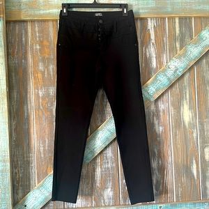 Perfect little black pants, light weight STRECH material. 🔥 plumps up the Butt